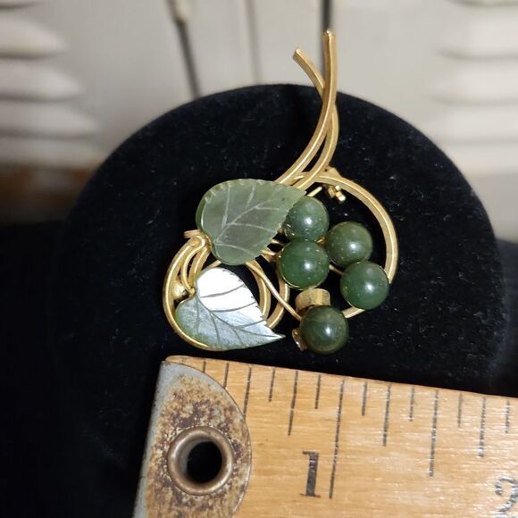 Green Brooch Costume - Picture 3 of 3